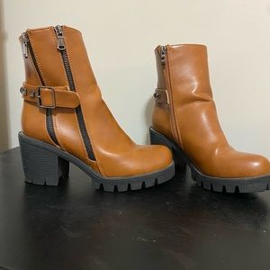 Platform boots! Size 9!